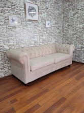 Cargar imagen en el visor de la galería, SOFA 3C CHESTERFIELD BEIGE FELPA
