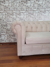 Cargar imagen en el visor de la galería, SOFA 3C CHESTERFIELD BEIGE FELPA
